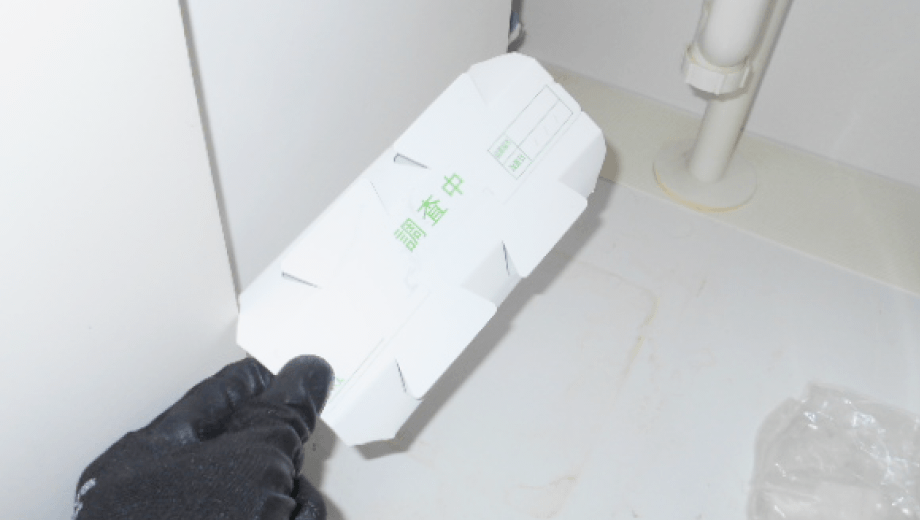 トラップの設置作業の様子