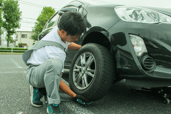 スタッドレスタイヤ履き替え
