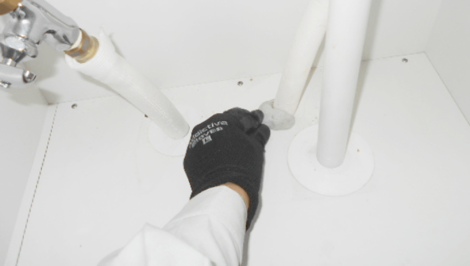 キッチン周りの閉塞作業の様子