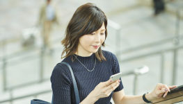 見守る方の女性