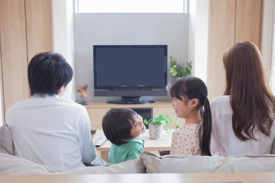 テレビの電気代っていくら？4Kは？有機ELは？種類別に徹底比較！節約の方法までご紹介