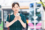 スマートフォンを見ている女性のイメージ写真