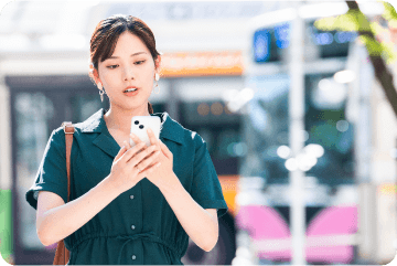 スマートフォンを見ている女性のイメージ写真